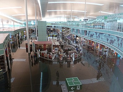 Barcelona airport - Shopping and restaurants area at Terminal T1