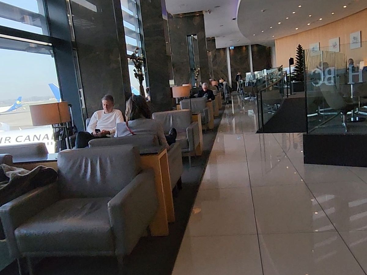 Air Canada Reviews  Business Class Maple Leaf Lounges  Pictures