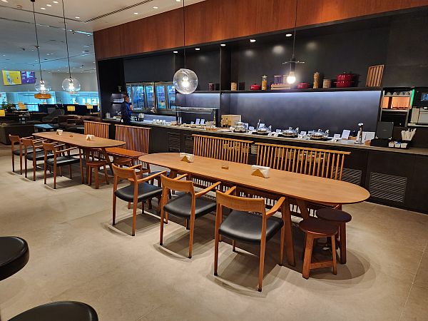 Singapore Cathay Pacific Lounge image