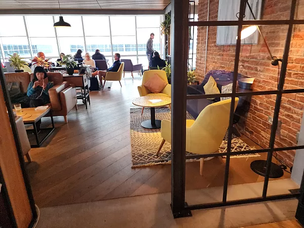 London Gatwick Easyjet Gateway Lounge image