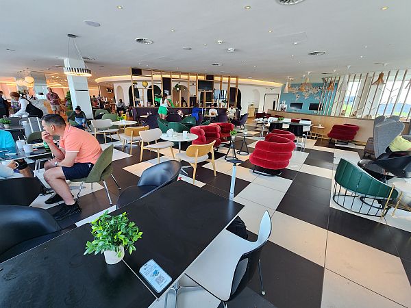 London Gatwick Plaza Premium Lounge North image