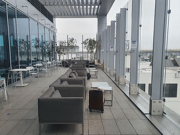 Los Angeles United Airlines United Club Lounge terrace image